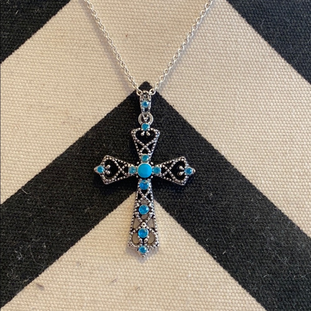 Detail cross necklace